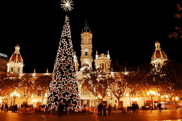 Send Christmas Gifts from Vietnam to Spain – Fast, Safe & Heartfelt with Indochinapost