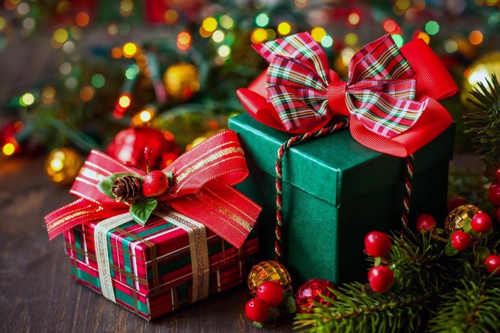 How to Ship Christmas Gifts from Hanoi to Lisbon