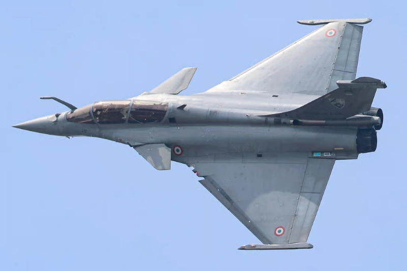 Les chasseurs Rafale français interceptent un avion 