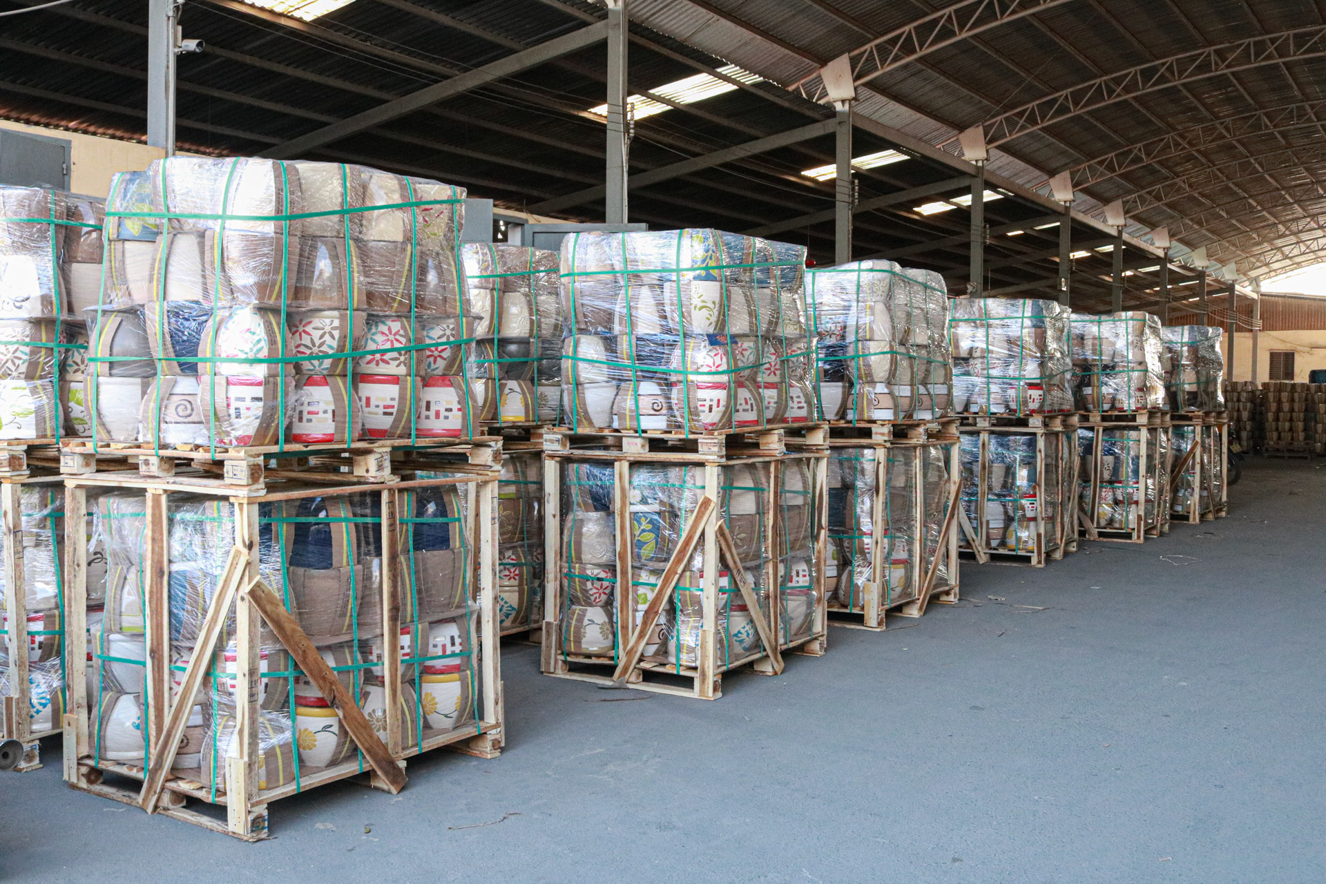 Transport de céramiques vers la France par voie aérienne avec Indochina Post – Rapide, sûr et professionnel