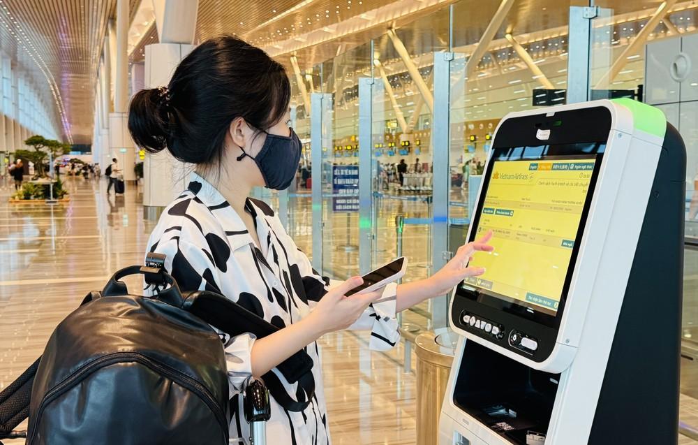 Kiosk sinh trắc học tại Nội Bài giúp rút ngắn thời gian làm thủ tục hàng không