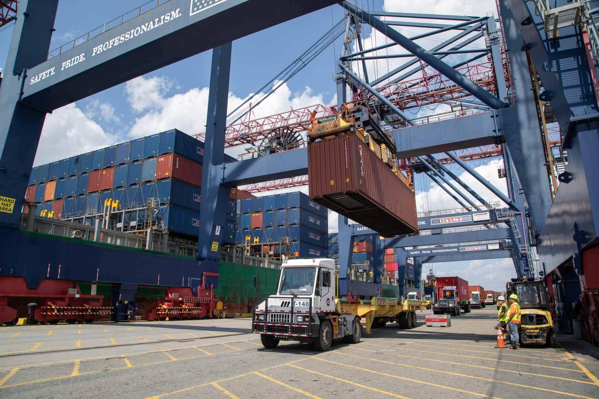 Nhập khẩu container vào Mỹ tăng mạnh trong tháng 6 trước thời điểm áp dụng các chính sách thuế mới